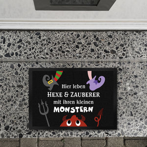 Monster Fußmatte in 35x50 cm mit Spruch Hier leben Hexe & Zauberer