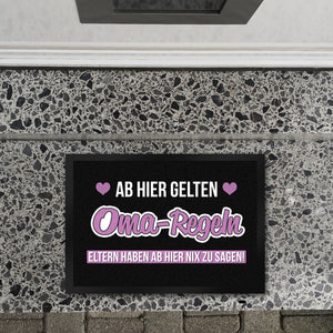 Oma-Regeln Fußmatte in 35x50 cm mit Spruch Eltern haben ab hier nix zu sagen