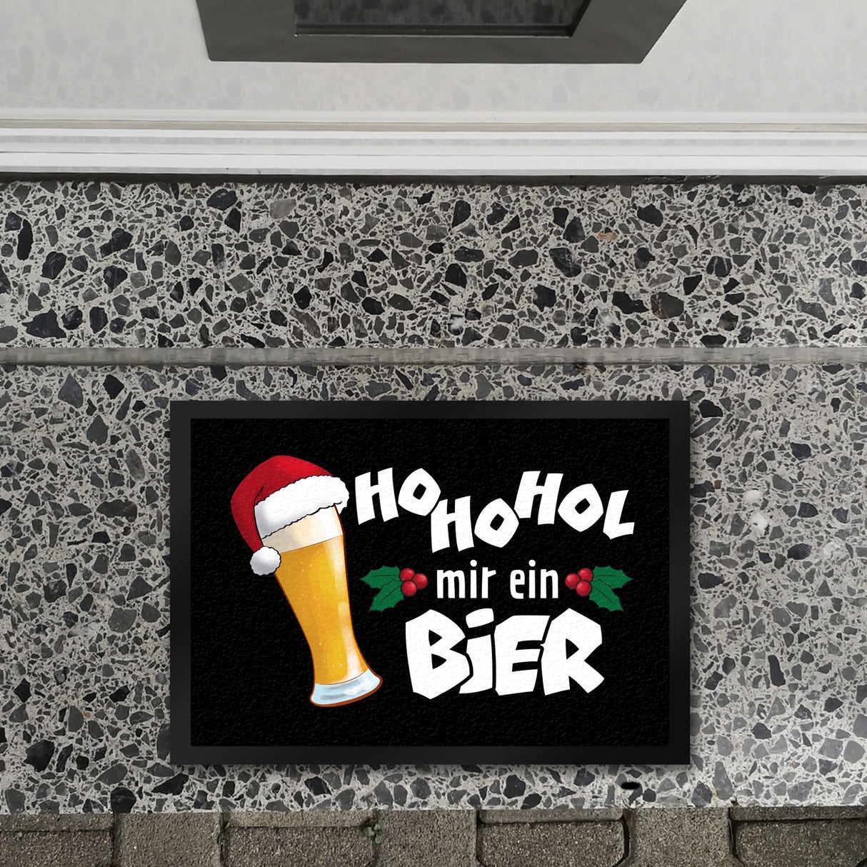 Bier mit Weihnachtsmütze Fußmatte in 35x50 cm mit Spruch HoHoHol mir ein Bier