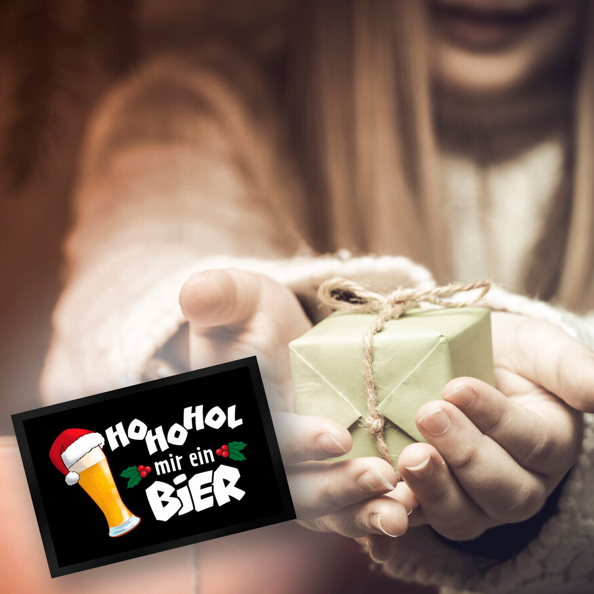 Bier mit Weihnachtsmütze Fußmatte in 35x50 cm mit Spruch HoHoHol mir ein Bier