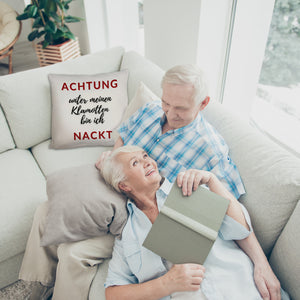 Achtung Kissen mit Spruch unter meinen Klamotten bin ich nackt