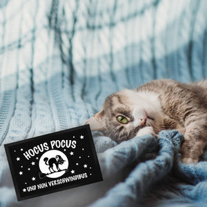 Schwarze Katze mit Zauberspruch Fußmatte - Hocus Pocus Verschwindibus