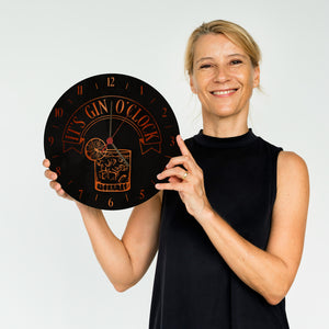 It's Gin O'Clock Wanduhr mit roter Schrift