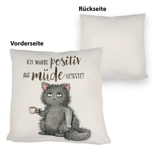 Genervte Katze Kissen mit Spruch positiv auf müde getestet