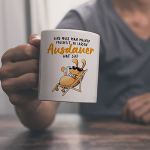 Fauler Hund Kaffeebecher mit Spruch Meine Faulheit hat Ausdauer