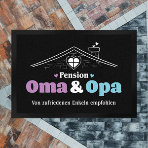 Pension Oma & Opa Fußmatte in 35x50 cm mit Spruch Von zufriedenen Enkeln empfohlen