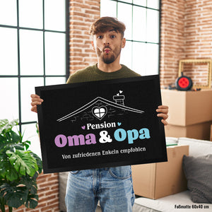 Pension Oma & Opa Fußmatte in 35x50 cm mit Spruch Von zufriedenen Enkeln empfohlen