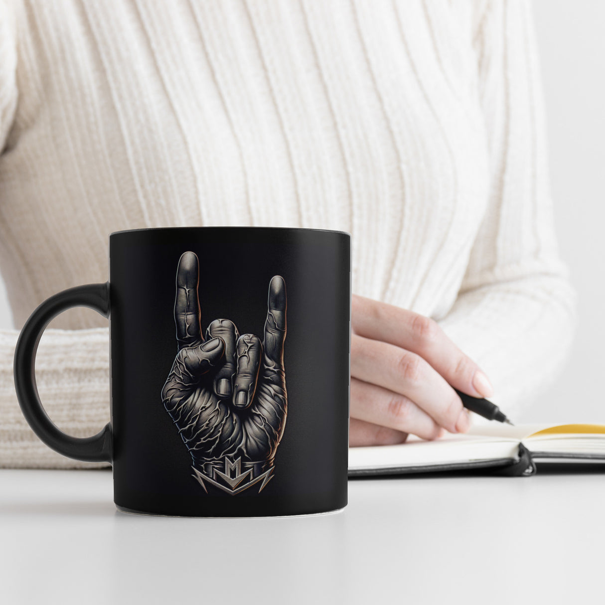Heavy Metal Zeichen Tasse schwarz in Schwarz