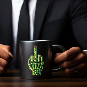 Zombieskeletthand Mittelfinger Tasse schwarz in Schwarz
