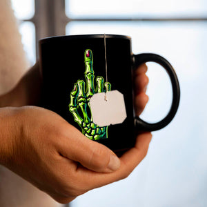 Zombieskeletthand Mittelfinger Tasse schwarz in Schwarz