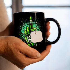 Zombiehand Mittelfinger Tasse schwarz in Schwarz