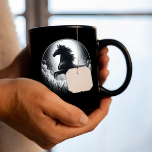 Schwarzes Pferd im Nebel Tasse schwarz in Schwarz