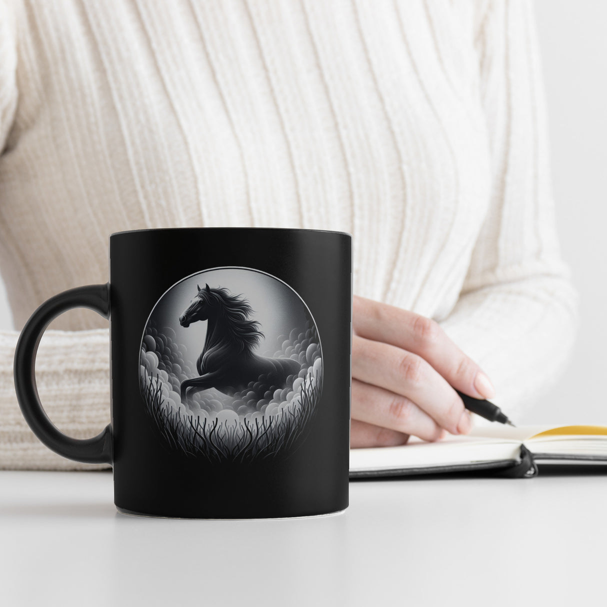 Schwarzes Pferd im Nebel Tasse schwarz in Schwarz