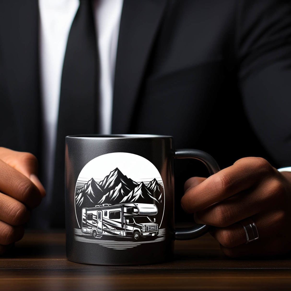 Wohnmobil vor einer Berglandschaft Tasse schwarz in Schwarz