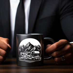 Wohnmobil vor einer Berglandschaft Tasse schwarz in Schwarz