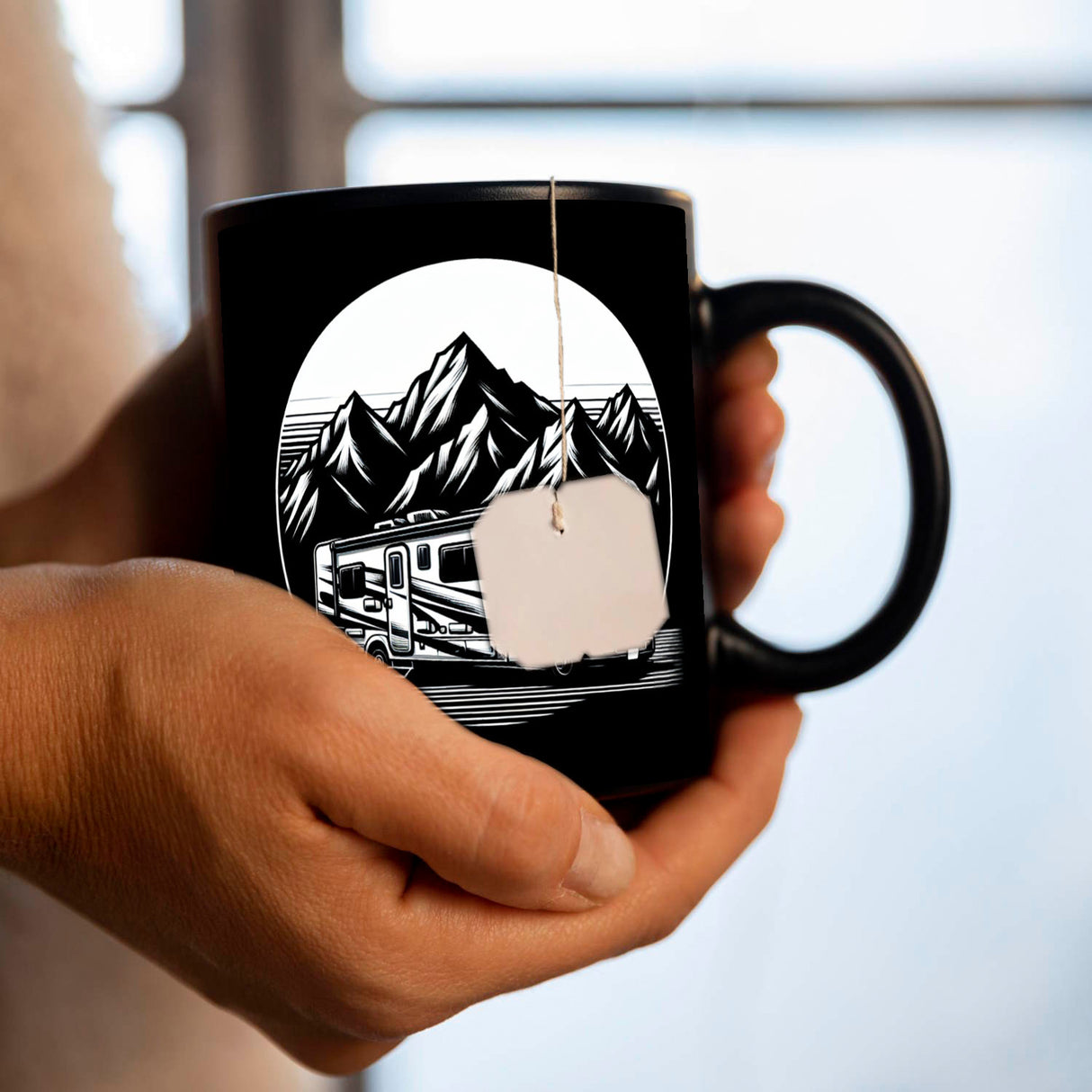 Wohnmobil vor einer Berglandschaft Tasse schwarz in Schwarz