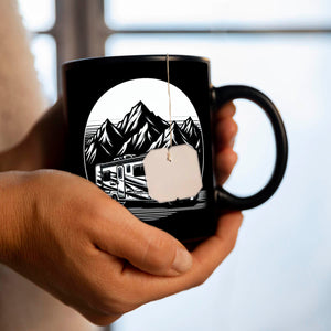 Wohnmobil vor einer Berglandschaft Tasse schwarz in Schwarz