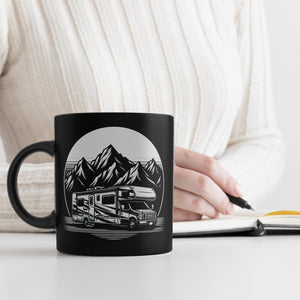 Wohnmobil vor einer Berglandschaft Tasse schwarz in Schwarz