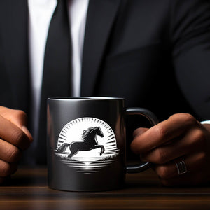 Springendes Pferd im Sonnenaufgang Tasse schwarz in Schwarz