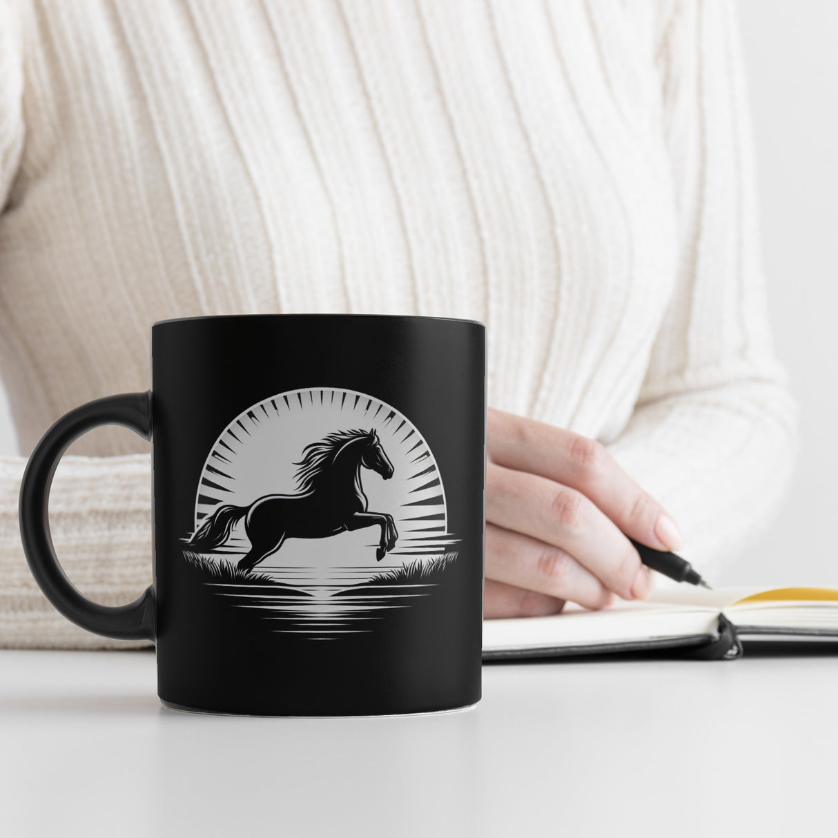 Springendes Pferd im Sonnenaufgang Tasse schwarz in Schwarz