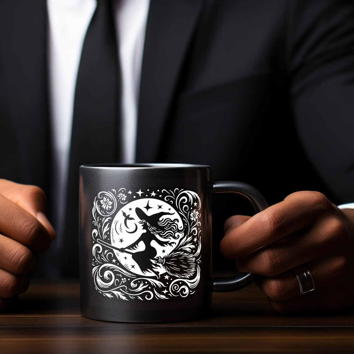Hexe fliegt auf einem Besen im Mondschein Tasse schwarz in Schwarz