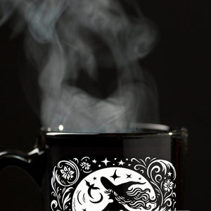 Hexe fliegt auf einem Besen im Mondschein Tasse schwarz in Schwarz