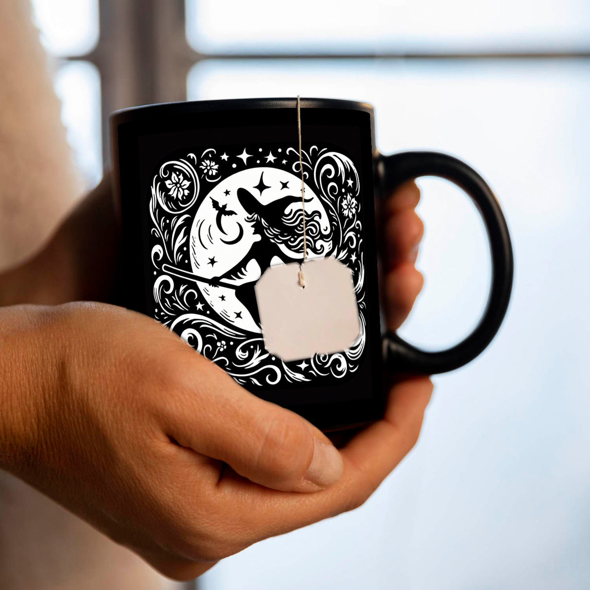 Hexe fliegt auf einem Besen im Mondschein Tasse schwarz in Schwarz