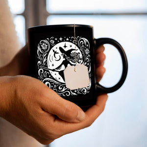 Hexe fliegt auf einem Besen im Mondschein Tasse schwarz in Schwarz