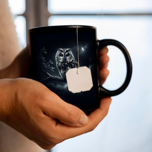 Eule auf einem Ast Tasse schwarz in Schwarz