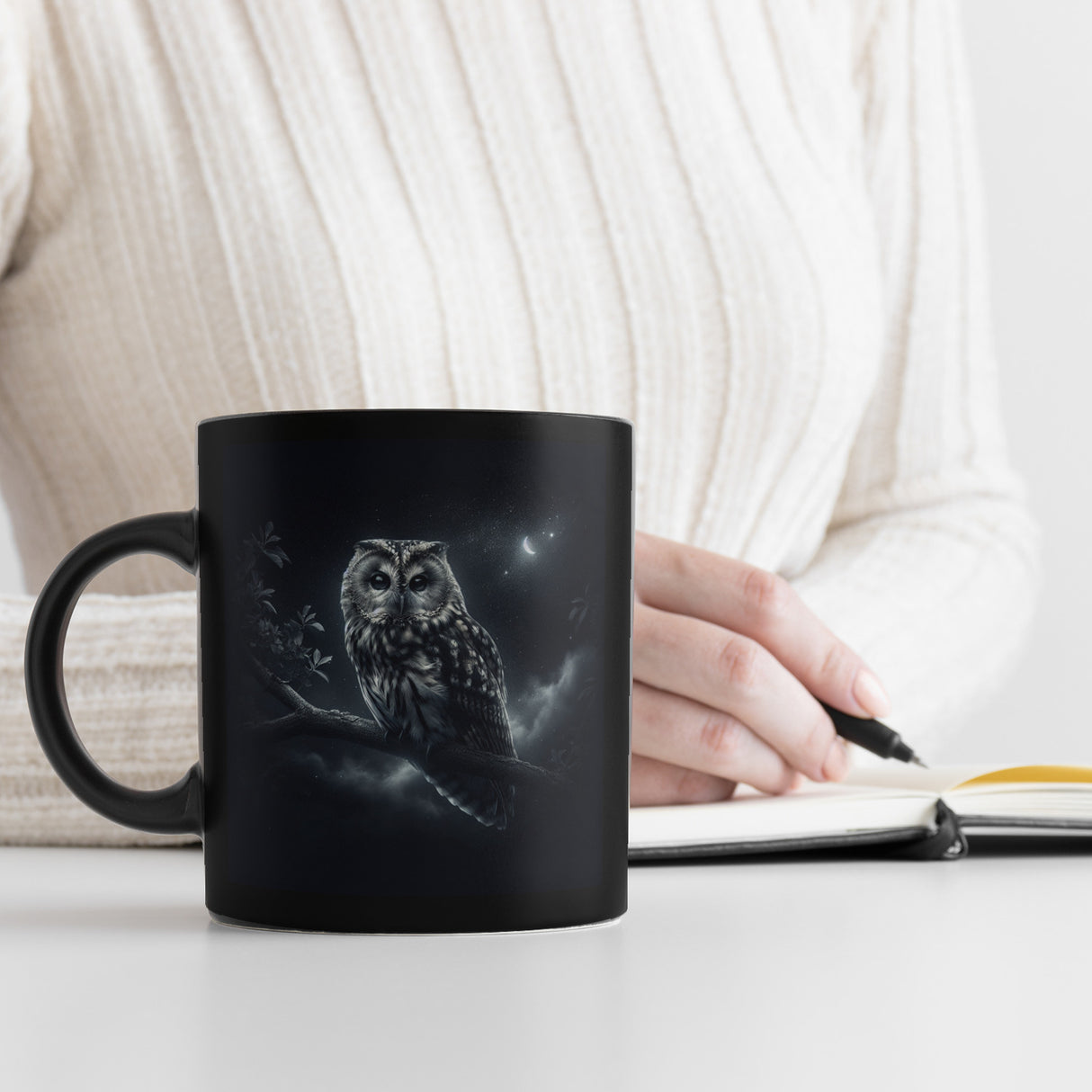 Eule auf einem Ast Tasse schwarz in Schwarz