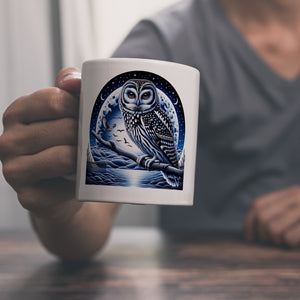 Eule auf einem Ast im Mondschein Kaffeebecher