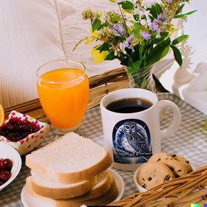 Eule auf einem Ast im Mondschein Kaffeebecher