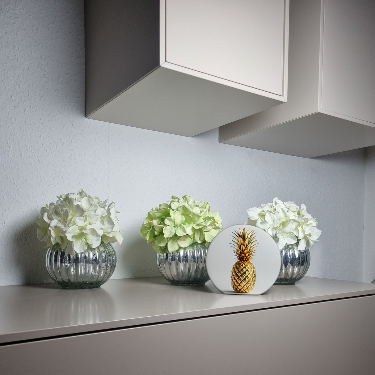 Goldene Ananas auf weißem Hintergrund Spardose