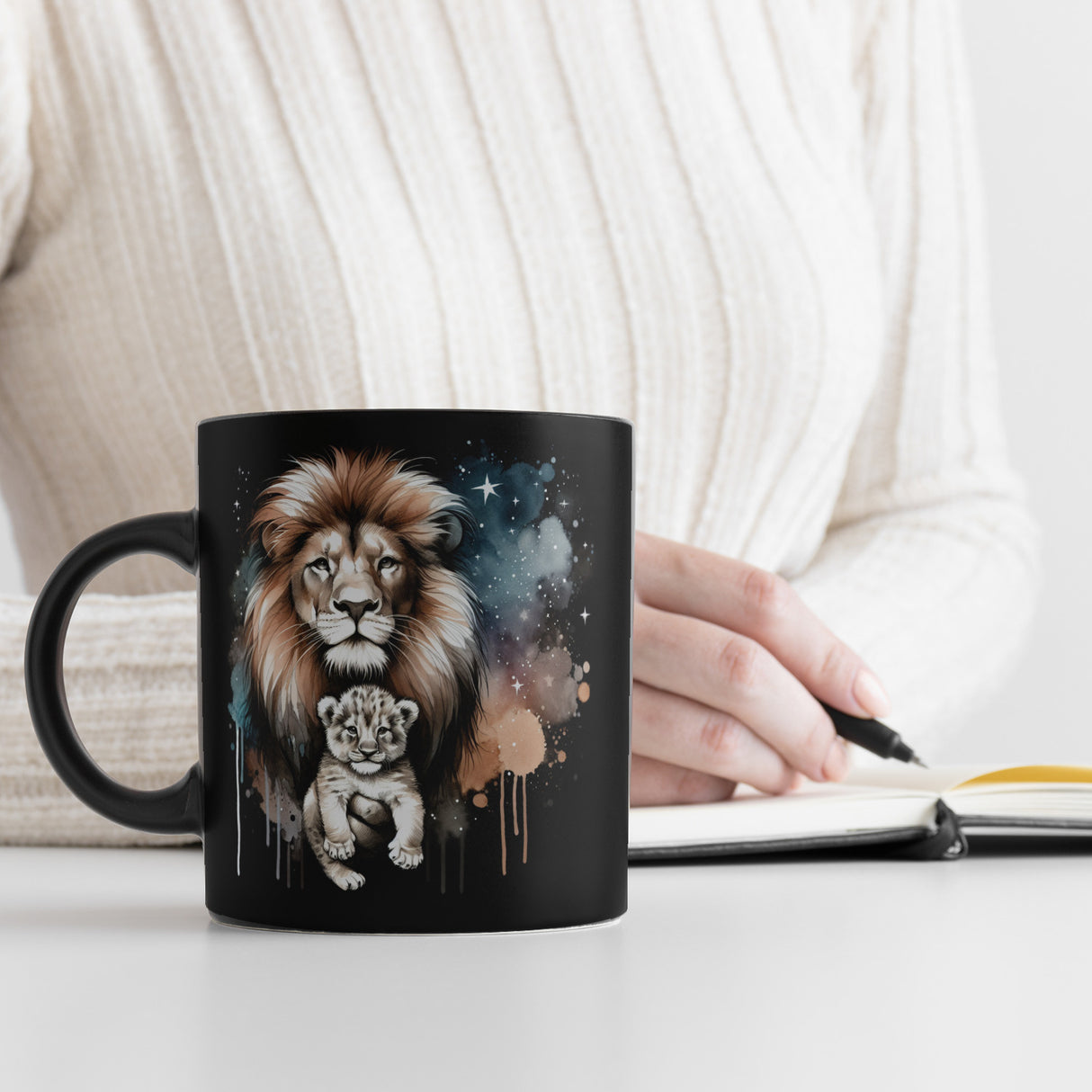 Löwe mit Babylöwe Tasse in Schwarz