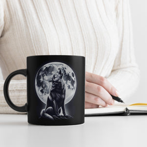 Sitzender Wolf im Mondschein Tasse in Schwarz