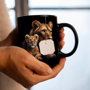 Löwin mit Babylöwe Tasse in Schwarz