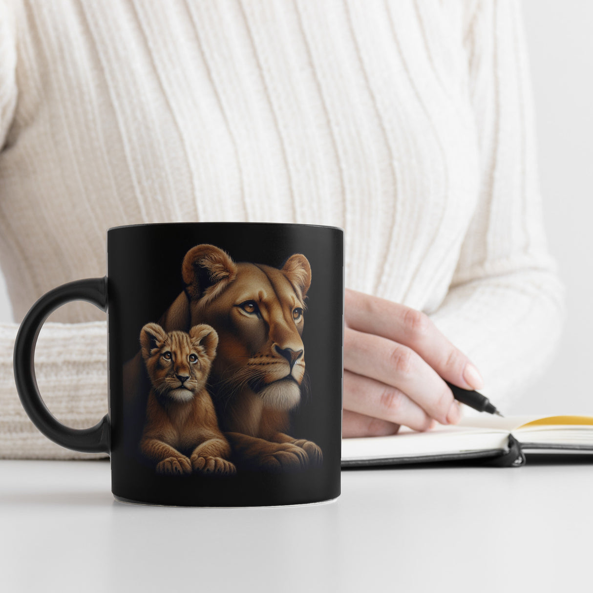 Löwin mit Babylöwe Tasse in Schwarz