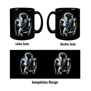 Feuerwehrmann hält die Hand seines Kindes Tasse in Schwarz