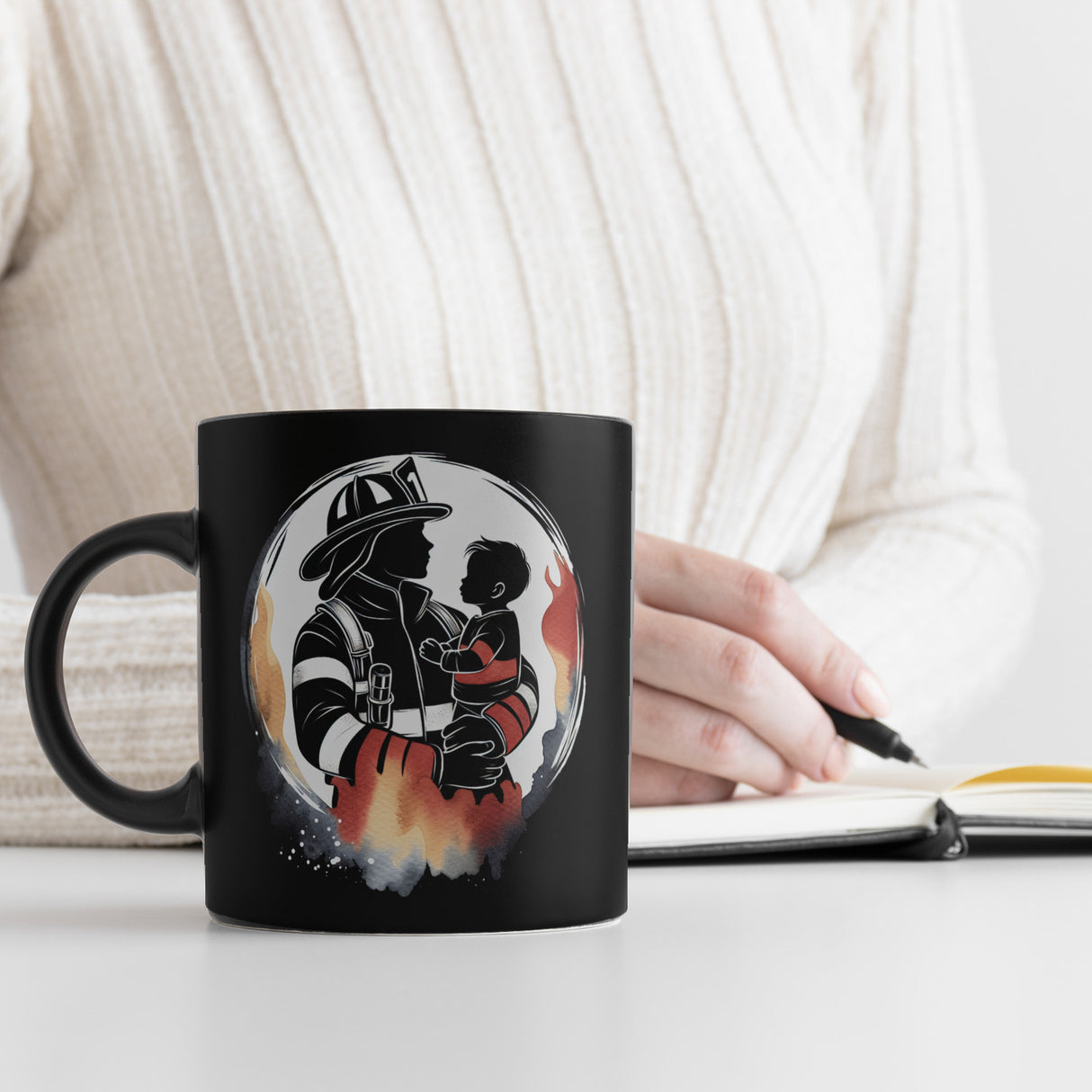 Feuerwehrmann mit Kind auf dem Arm Tasse in Schwarz