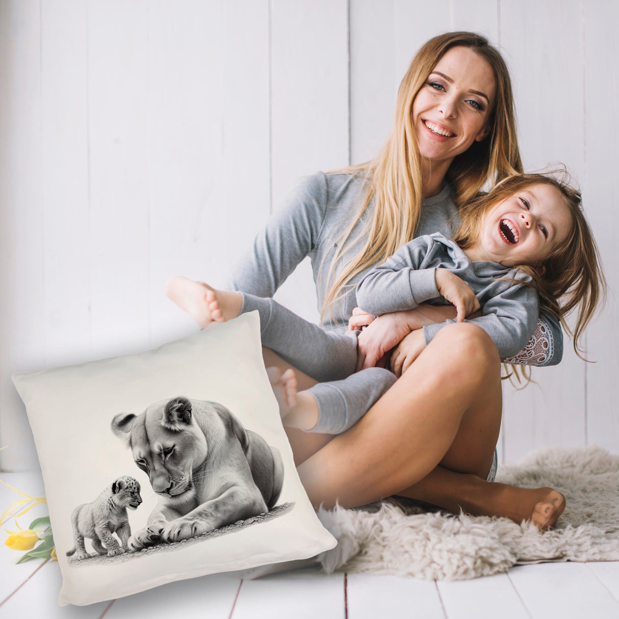Liegende Löwin mit Babylöwe Kissen