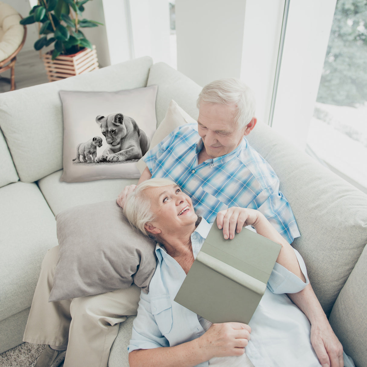 Liegende Löwin mit Babylöwe Kissen