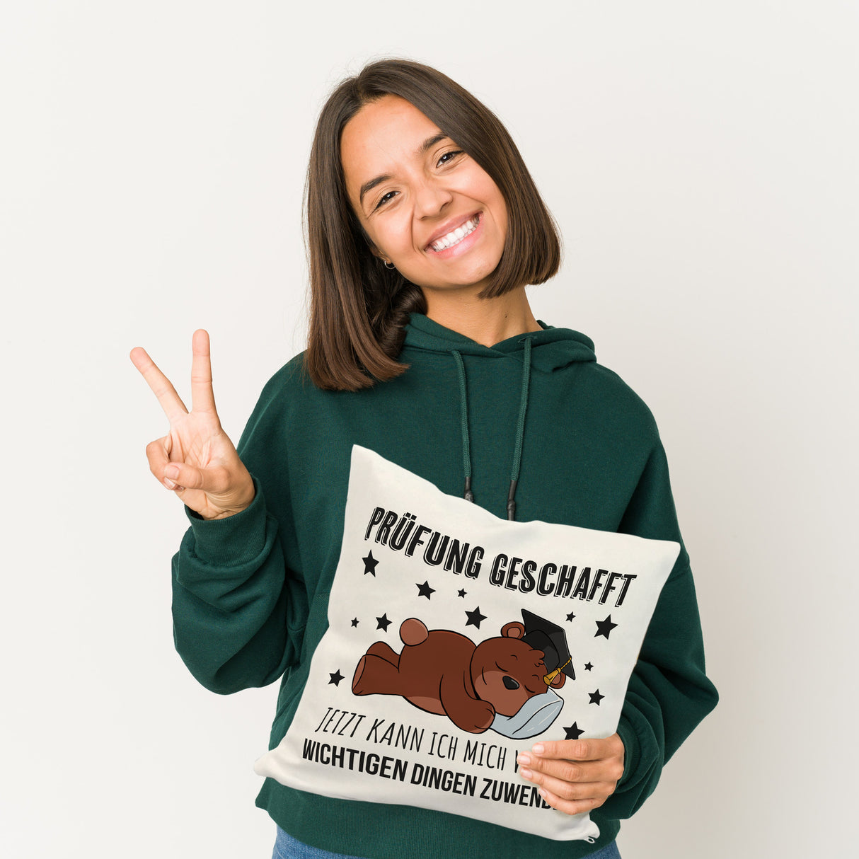 Schlafender Bär mit Doktorhut Kissen mit Spruch Prüfung bestanden