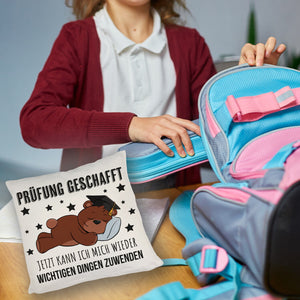Schlafender Bär mit Doktorhut Kissen mit Spruch Prüfung bestanden