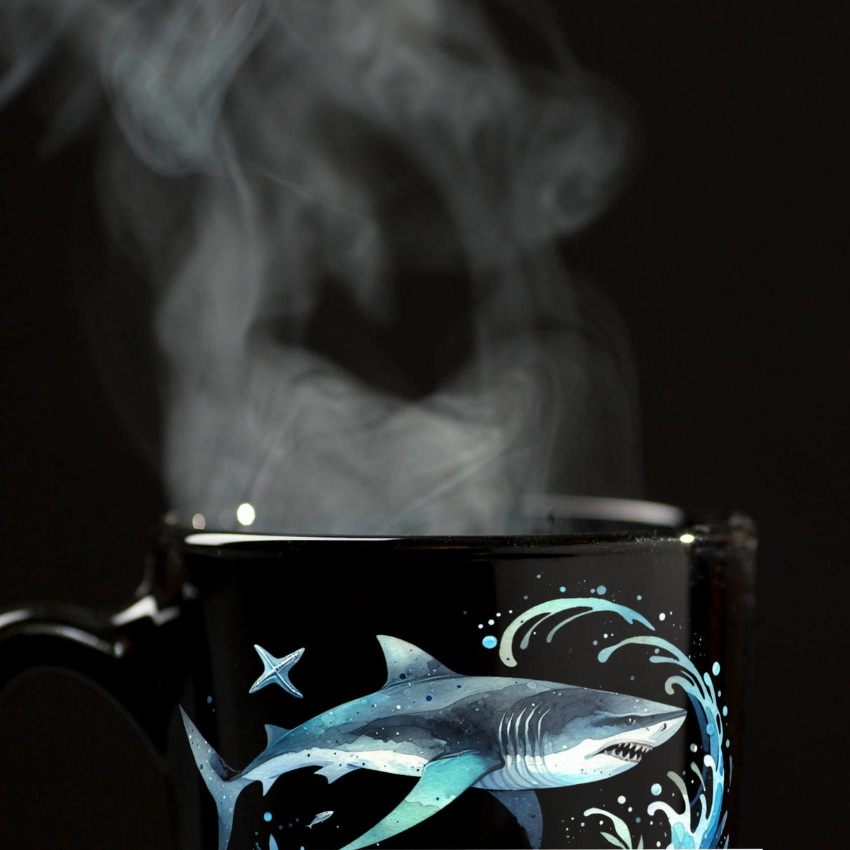 Haifisch im Wasser Tasse in Schwarz