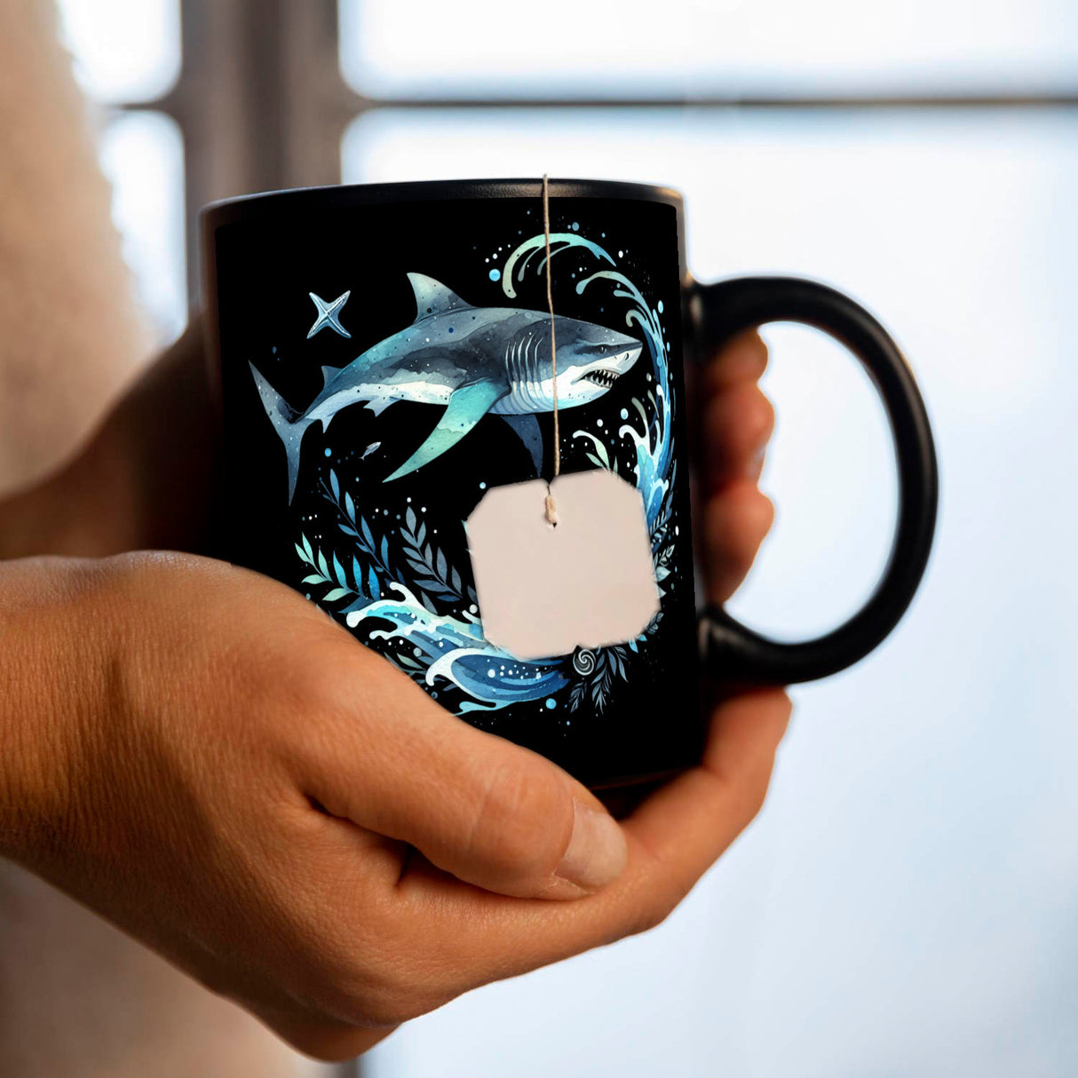 Haifisch im Wasser Tasse in Schwarz