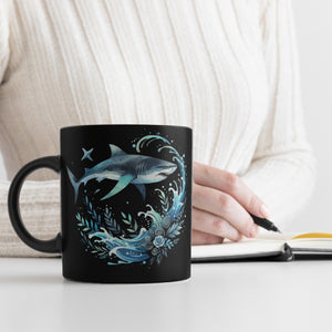 Haifisch im Wasser Tasse in Schwarz