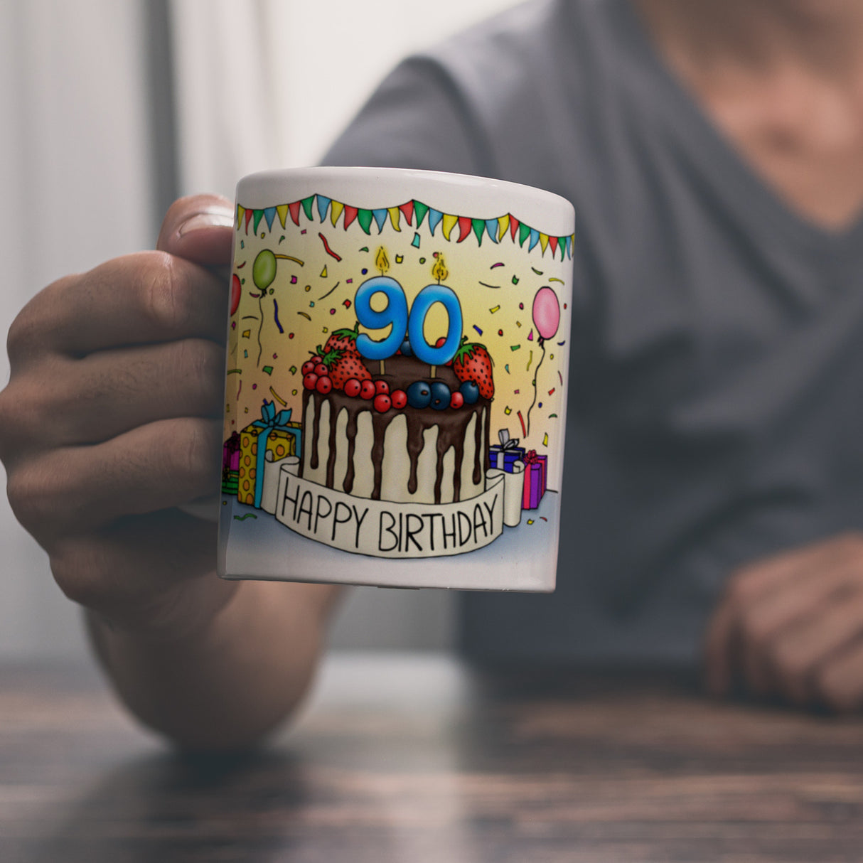 90. Geburtstag Tasse mit Kuchen und Geschenk und Anhänger: zum 32873. Tag