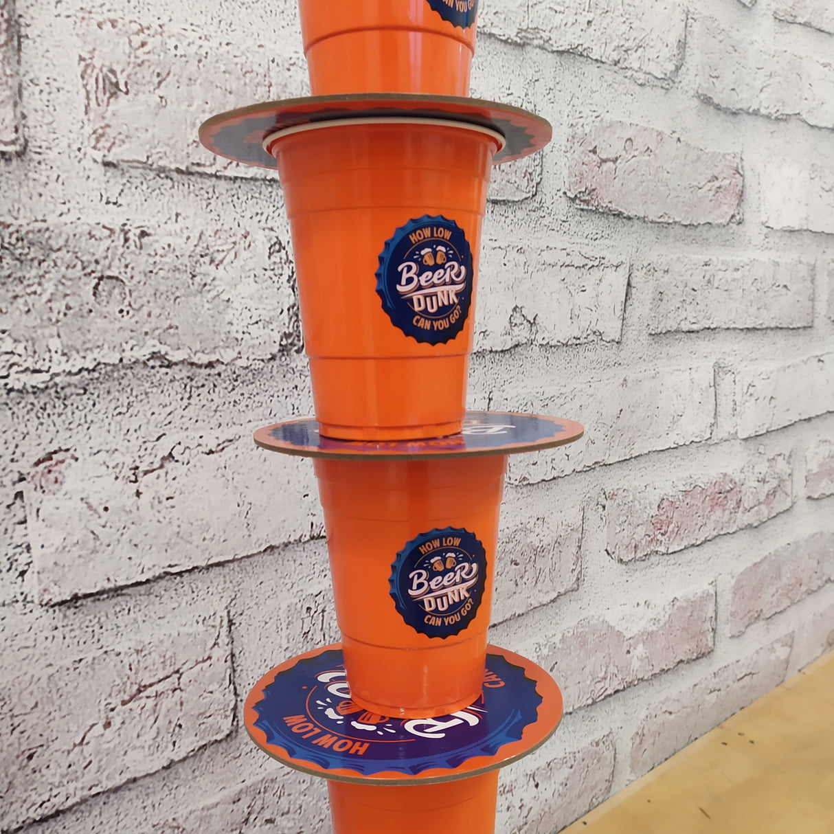 Beer Dunk Trinkspiel mit 18 Bechern, Spielmatte und 8 Bierdeckeln