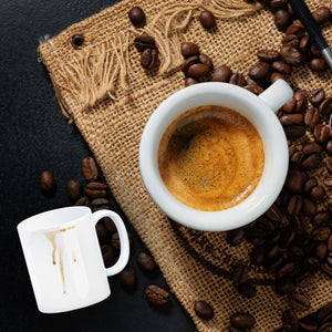 Kaffeebecher mit Putz-Schaf und Kaffeefleck Motiv