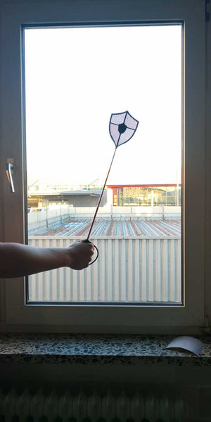 Schwert Fliegenklatsche mit Teleskopstange in grau